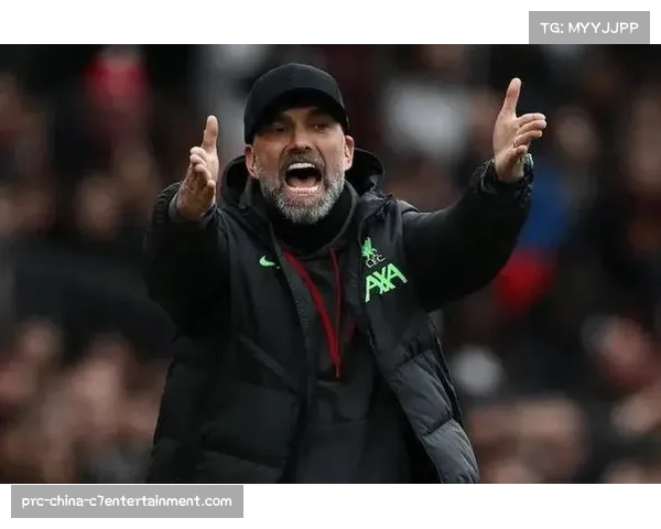 特写：利物浦定位球教练在进球后，与克洛普激情庆祝的瞬间